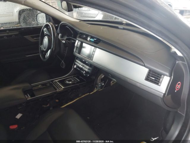 2017 JAGUAR XF SAJBD4BV4HCY35673 Photo 4