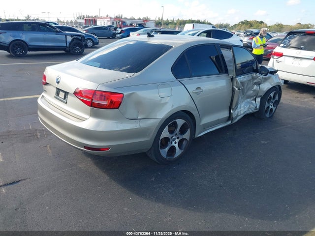 2015 Volkswagen Jetta 2.0l S მანქანა იყიდება აუქციონზე, vin: 3VW2K7AJ5FM208560, აუქციონის ნომერი: 43763364