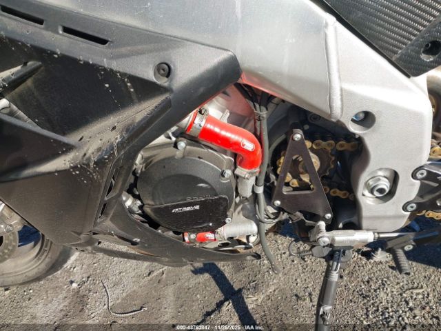 2023 APRILIA RSV4 ZD4KYUA00PS000655 Photo 8