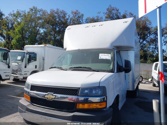 Chevrolet Express Cutaway 4500 Van 2024 1HA6GVC76RN002973 Image 2