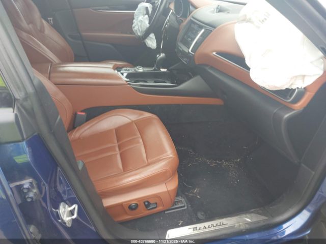 2017 MASERATI LEVANTE ZN661XUS0HX222938 Photo 4