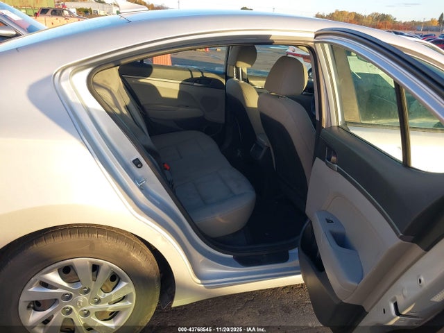 KMHD74LFXHU412737 Hyundai ELANTRA SE