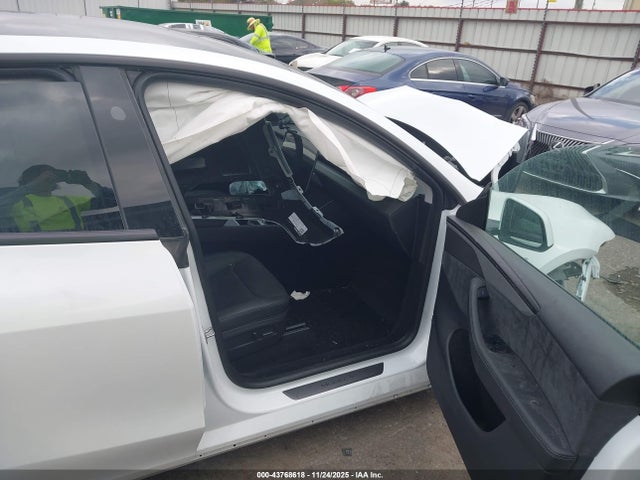 2026 TESLA MODEL Y 7SAYGDED6TA496803 Photo 4