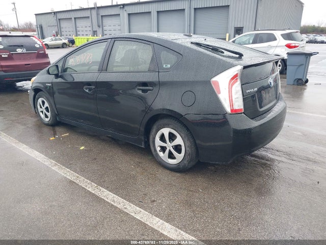 Toyota Prius Three 2015 JTDKN3DU6F0405555 Image 3