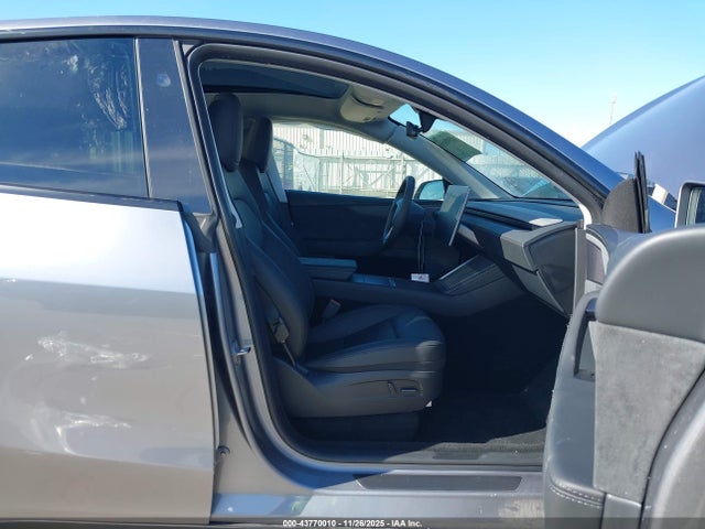 2026 TESLA MODEL Y 7SAYGDEE8TA401988 Photo 4