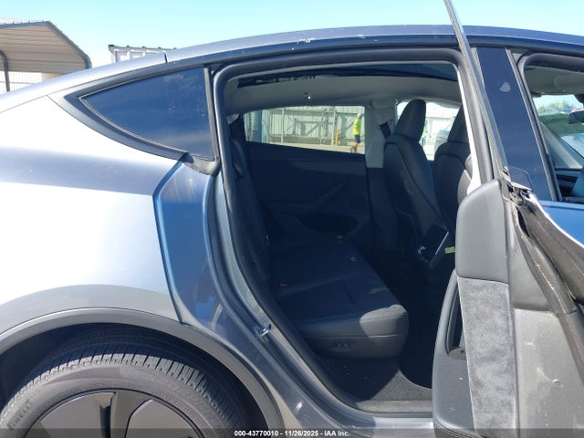 2026 TESLA MODEL Y 7SAYGDEE8TA401988 Photo 7