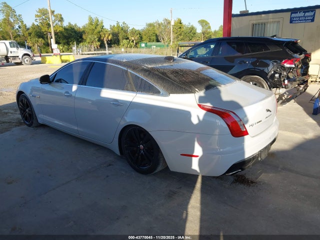2016 JAGUAR XJ SAJWA2G79G8V92680 Photo 2