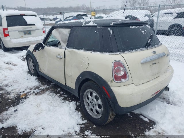 2012 MINI COOPER WMWSU3C59CT262136 Photo 2