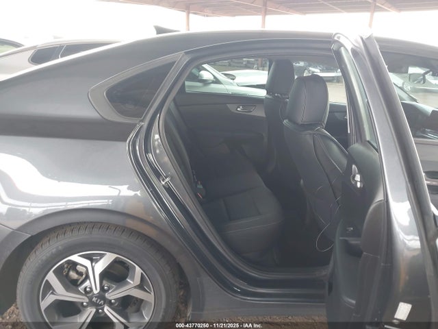3KPF24AD7ME363678 KIA Forte Lxs