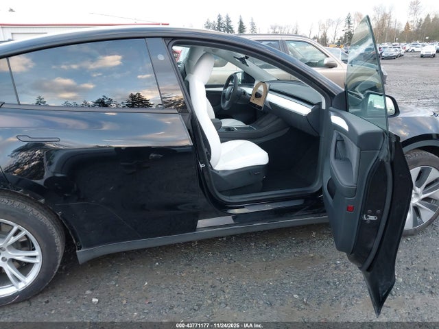 2023 TESLA MODEL Y 7SAYGAEE0PF811191 Photo 4