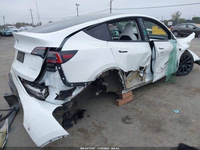 2023 TESLA MODEL Y 7SAYGDEE8PF624671 Photo 3