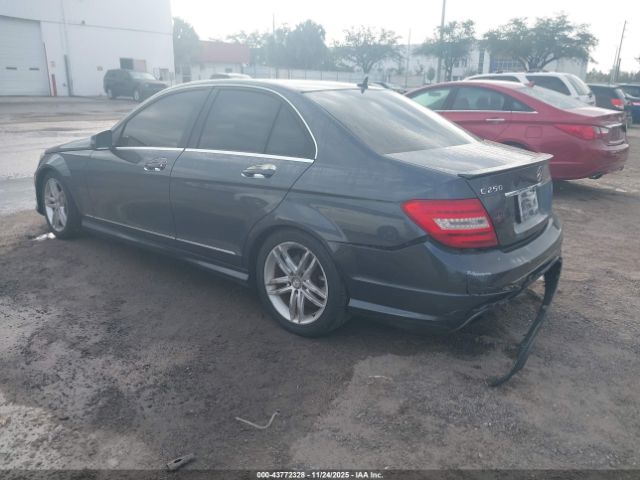 2013 MERCEDES-BENZ C 250 WDDGF4HBXDA767984 Photo 2