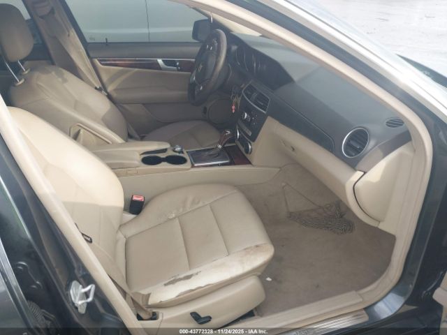 2013 MERCEDES-BENZ C 250 WDDGF4HBXDA767984 Photo 4