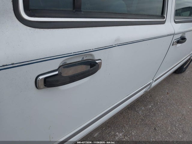 43773236 :رقم المزاد ، 1LNCM81W3MY666338 vin ، 1991 Lincoln Town Car Executive مزاد بيع