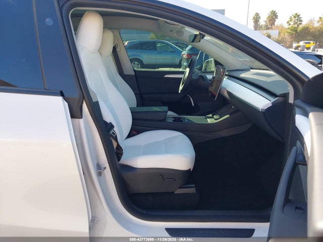 2024 TESLA MODEL Y 7SAYGDEF7RF049507 Photo 4