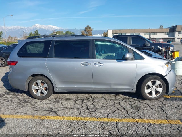 Toyota SIENNA LE 2017 5TDKZ3DC3HS821719 Image 28