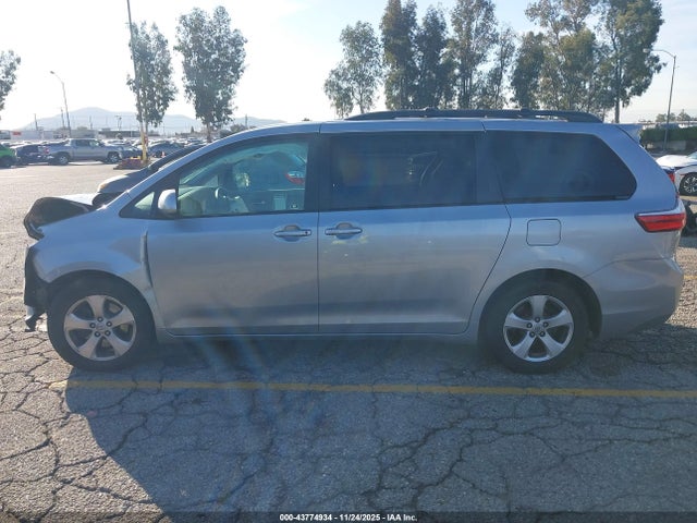 Toyota SIENNA LE 2017 5TDKZ3DC3HS821719 Image 29