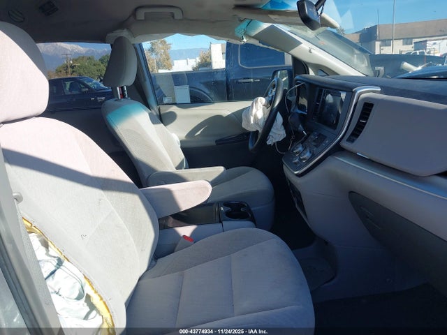 Toyota SIENNA LE 2017 5TDKZ3DC3HS821719 Image 19
