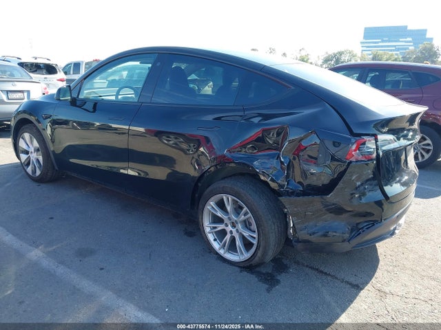 2023 TESLA MODEL Y 7SAYGDEE9PA087290 Photo 2