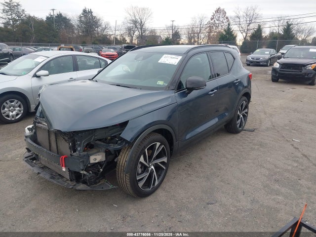 2022 VOLVO XC40 YV4162UM2N2661341 Photo 1