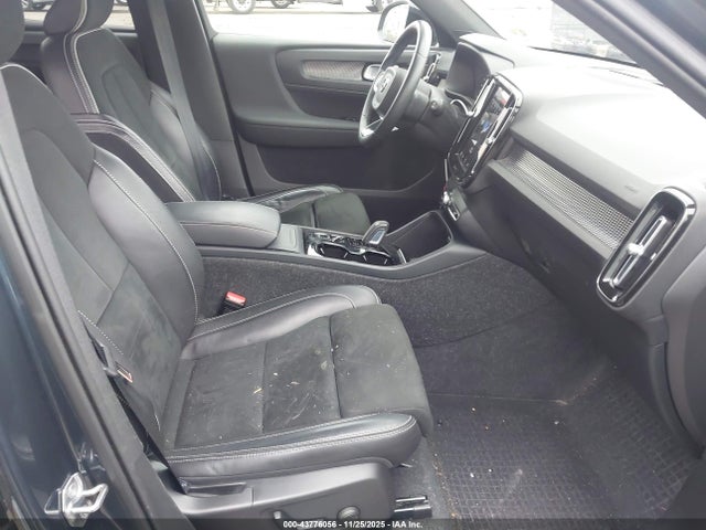 2022 VOLVO XC40 YV4162UM2N2661341 Photo 4