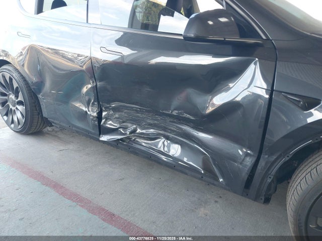 2024 TESLA MODEL Y 7SAYGDEF6RF039213 Photo 5