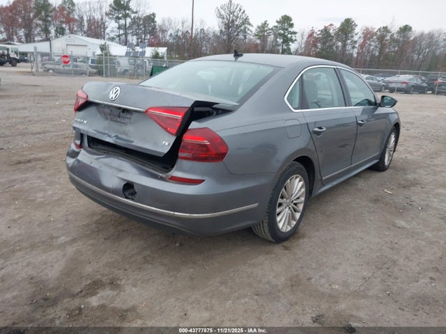 2017 VOLKSWAGEN PASSAT 1VWBT7A39HC028601 Photo 3