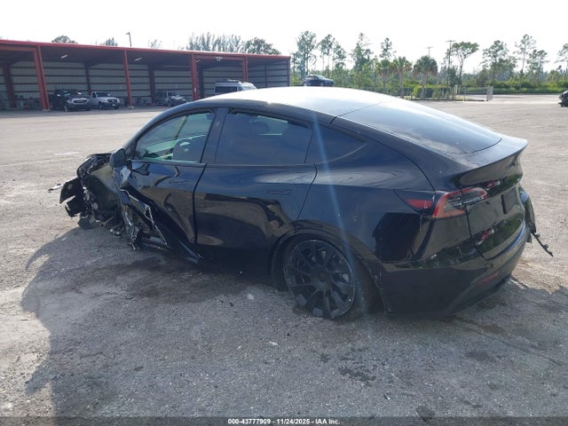 2023 TESLA MODEL Y 7SAYGDEE5PF881514 Photo 2