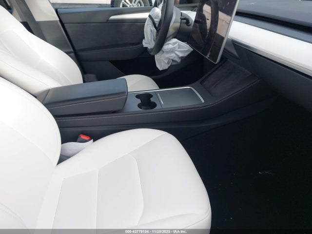 2025 TESLA MODEL Y 7SAYGDED0SF267681 Photo 4