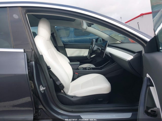 2018 TESLA MODEL 3 5YJ3E1EBXJF183943 Photo 4