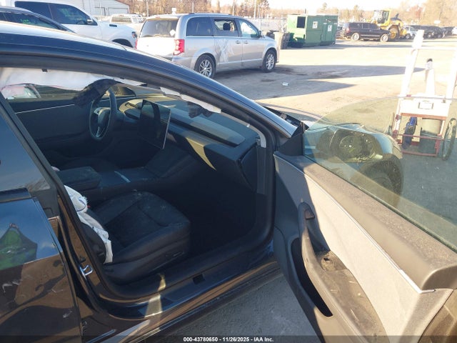 2025 TESLA MODEL 3 5YJ3E1EA4SF062494 Photo 4