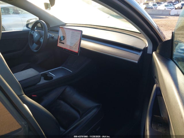 2021 TESLA MODEL Y 5YJYGDEE6MF233902 Photo 4