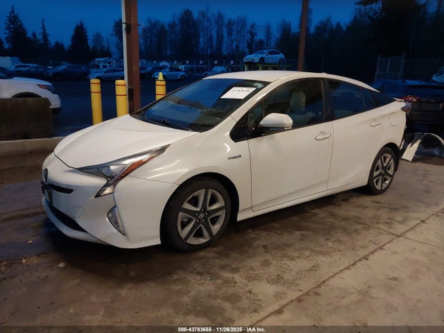 Toyota Prius Three Touring 2016 JTDKARFU2G3010106 Image 2