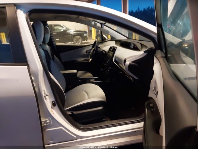 Toyota Prius Three Touring 2016 JTDKARFU2G3010106 Image 5