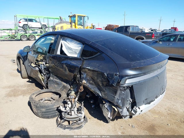 2026 TESLA MODEL Y 7SAYGDEE2TA396741 Photo 2