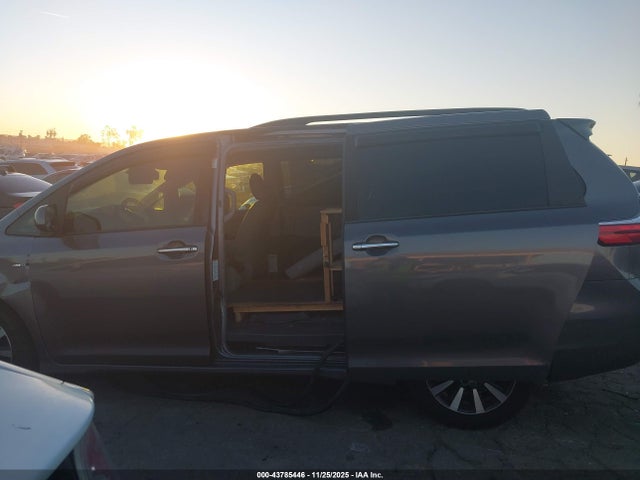 Toyota Sienna Xle 7 Passenger 2018 5TDDZ3DC4JS200682 Image 14