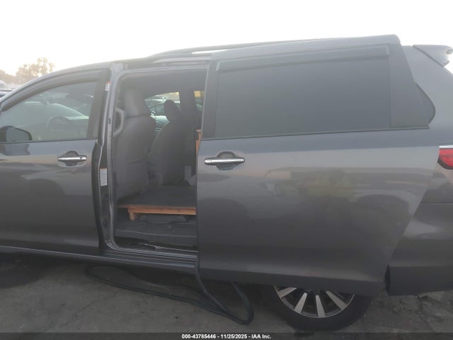 Toyota Sienna Xle 7 Passenger 2018 5TDDZ3DC4JS200682 Image 19