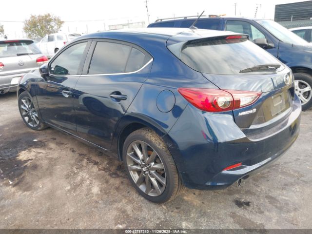2018 MAZDA MAZDA3 3MZBN1L35JM273694 Photo 2