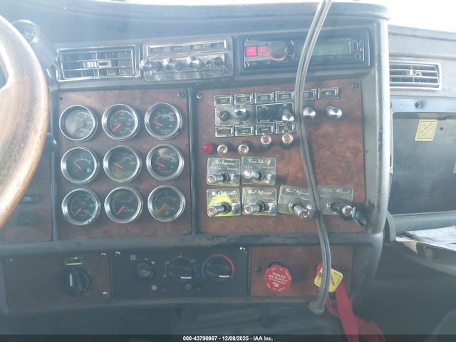 43790967 :رقم المزاد ، 1XKWDB0X33J393602 vin ، 2003 Kenworth Construction W900 مزاد بيع