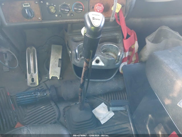 43790967 :رقم المزاد ، 1XKWDB0X33J393602 vin ، 2003 Kenworth Construction W900 مزاد بيع
