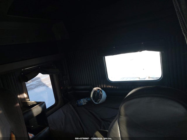 43790967 :رقم المزاد ، 1XKWDB0X33J393602 vin ، 2003 Kenworth Construction W900 مزاد بيع