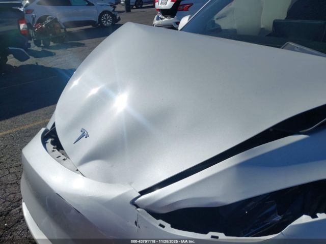 2024 TESLA MODEL Y 7SAYGDEE9RF090860 Photo 9