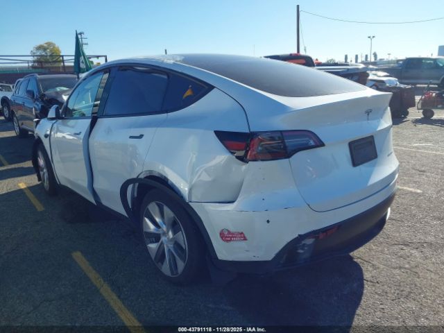 2024 TESLA MODEL Y 7SAYGDEE9RF090860 Photo 2