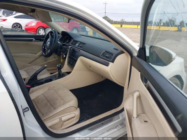 2017 VOLKSWAGEN PASSAT 1VWDT7A32HC019618 Photo 4