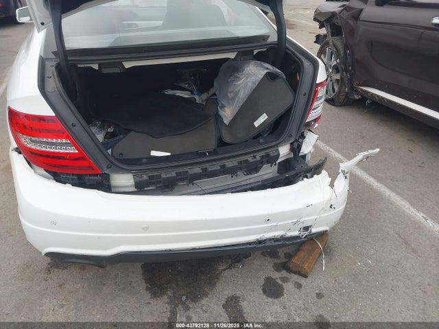 2013 Mercedes-benz C 250 მანქანა იყიდება აუქციონზე, vin: WDDGJ4HB2DG003896, აუქციონის ნომერი: 43792128
