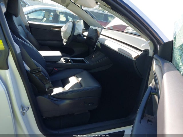 2023 TESLA MODEL Y 7SAYGDEF9PF682703 Photo 4