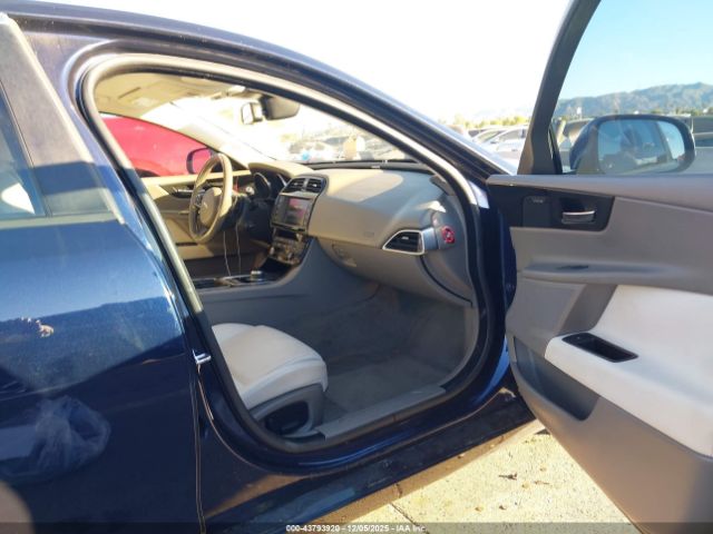 2017 JAGUAR XE SAJAD4BG0HA963918 Photo 4