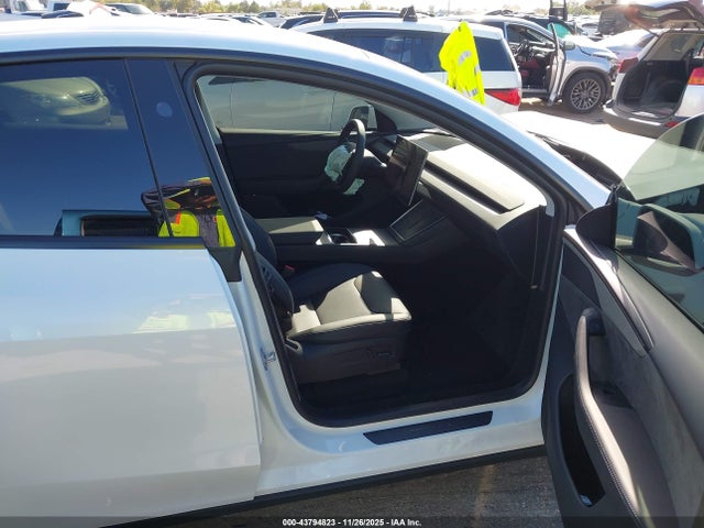 2026 TESLA MODEL Y 7SAYGDEE4TA496114 Photo 4