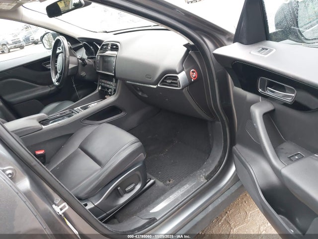 2018 JAGUAR F-PACE SADCJ2EVXJA243616 Photo 4