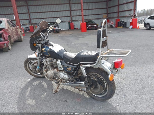 43795455 :رقم المزاد ، 1HFSC0408BA117399 vin ، 1981 Honda Cb900 C مزاد بيع